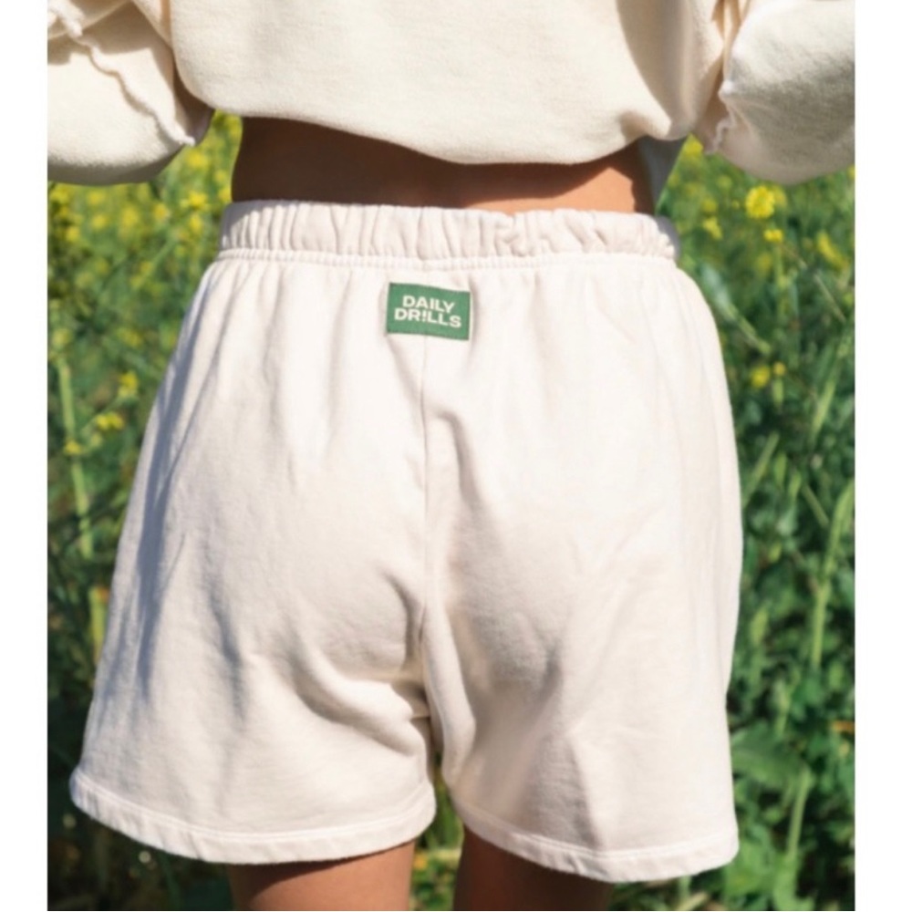 Daily drills cream shorts